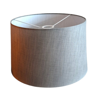 Deze grijze lampenkap heeft een trendy, ronde vorm. Perfect voor een eigentijdse uitstraling in jouw interieur.