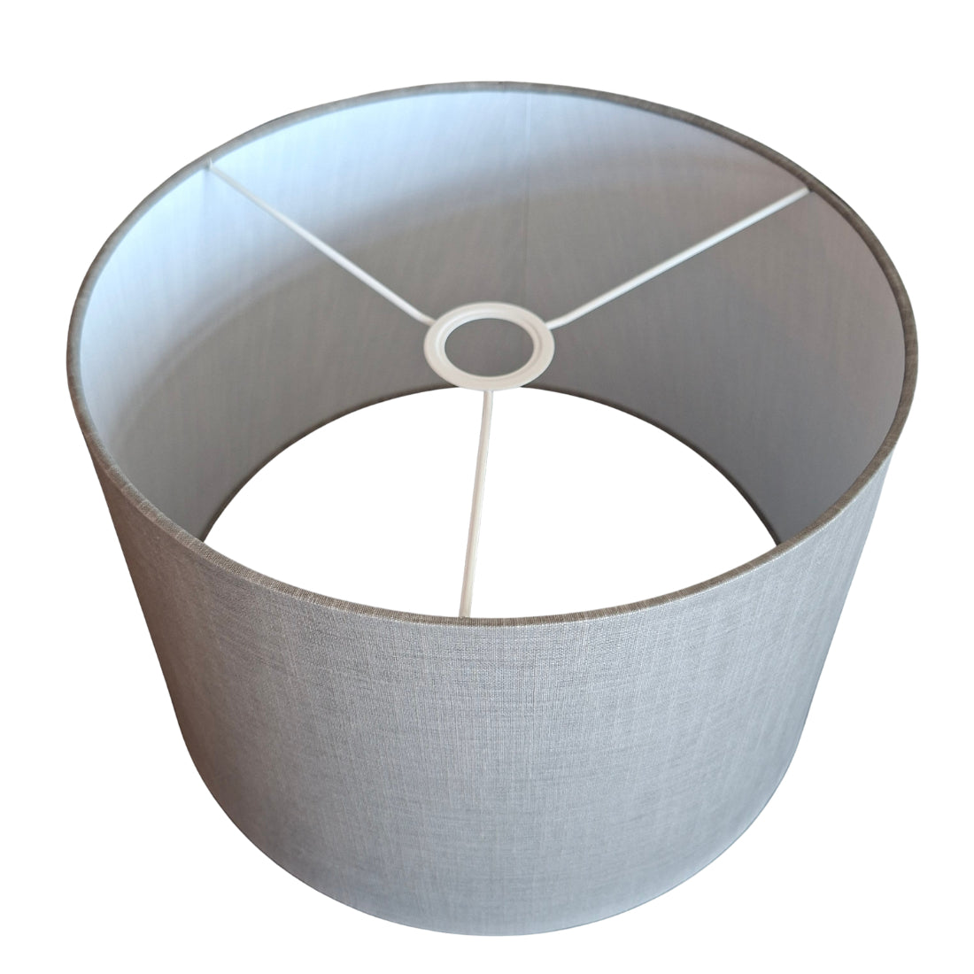 Deze grijze lampenkap heeft een eigentijdse uitstraling. Perfect voor het creëren van sfeervolle verlichting in elke ruimte.