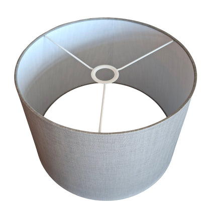 Deze grijze lampenkap heeft een eigentijdse uitstraling. Perfect voor het creëren van sfeervolle verlichting in elke ruimte.
