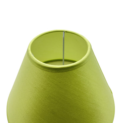 Deze limegroene lampenkap voegt een frisse tint toe aan je interieur. Perfect voor een speelse en levendige uitstraling.