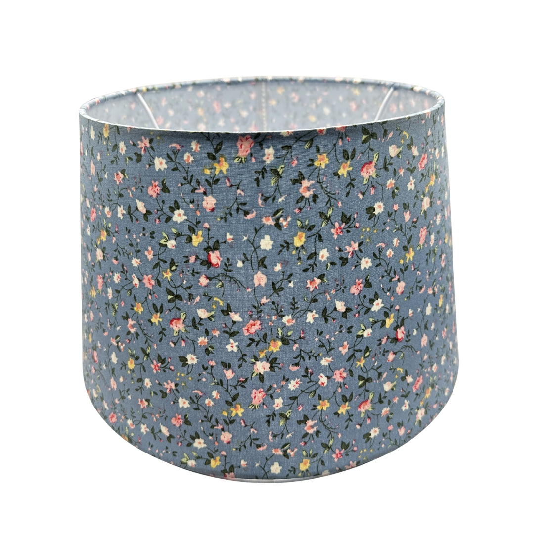 Deze lichtblauwe lampenkap voegt een frisse toets toe aan je interieur.