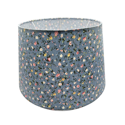 Deze lichtblauwe lampenkap voegt een frisse toets toe aan je interieur.