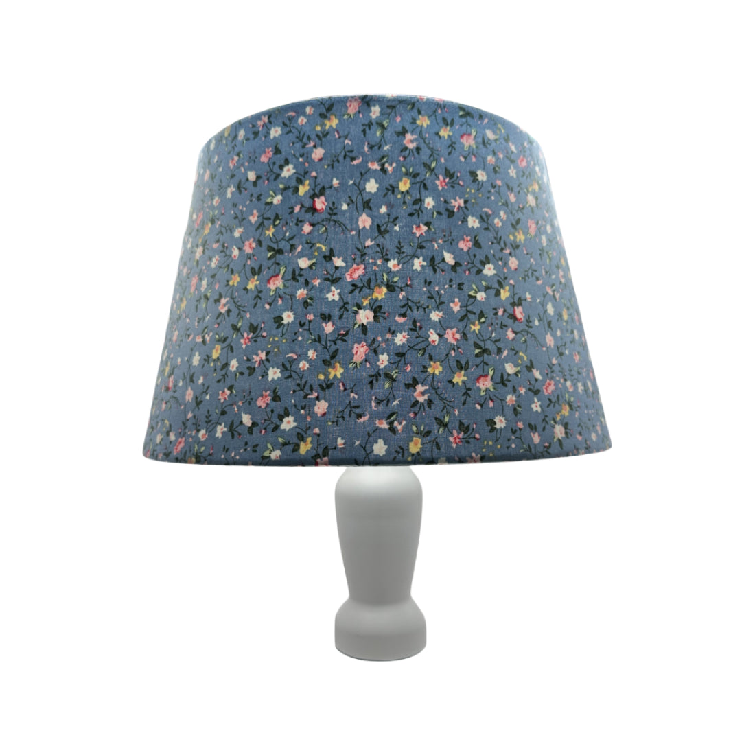 Een lichte, luchtige lampenkap in lichtblauw. Ideaal voor een frisse sfeer in moderne interieurs.