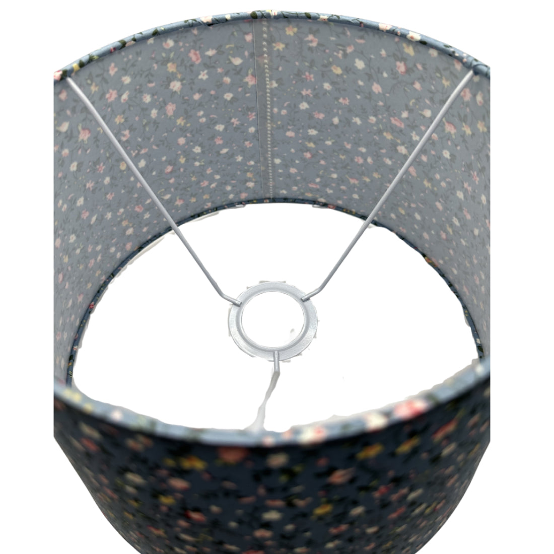 Detail van de lichtblauwe lampenkap Drum met een moderne uitstraling. Perfect voor het creëren van een frisse ambiance.