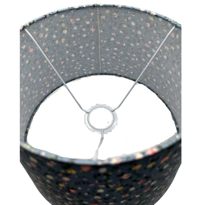 Detail van de lichtblauwe lampenkap Drum met een moderne uitstraling. Perfect voor het creëren van een frisse ambiance.