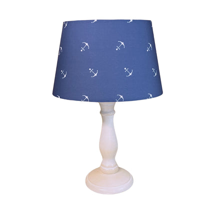 De lichtblauwe lampenkap Oval creëert een frisse uitstraling. Perfect voor een gezellige sfeer in elke kamer.