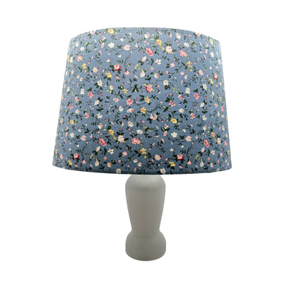 Met een frisse lichtblauwe tint voegt deze lampenkap een speelse sfeer toe aan je interieur.
