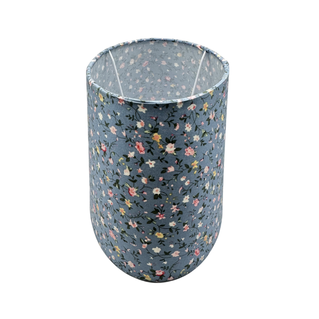Deze lichtblauwe lampenkap voegt een frisse uitstraling toe aan je interieur. Perfect voor een sfeervolle verlichting!
