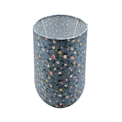 Deze lichtblauwe lampenkap voegt een frisse uitstraling toe aan je interieur. Perfect voor een sfeervolle verlichting!