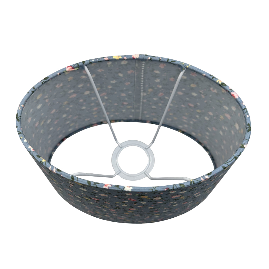 Deze lichtblauwe lampenkap biedt een frisse uitstraling voor je interieur. Perfect voor een sfeervolle en moderne touch.