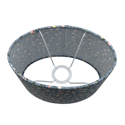 Deze lichtblauwe lampenkap biedt een frisse uitstraling voor je interieur. Perfect voor een sfeervolle en moderne touch.