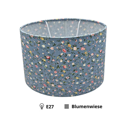 Deze lichtblauwe lampenkap brengt een frisse touch in je interieur. Perfect voor een sfeervolle en gezellige uitstraling.