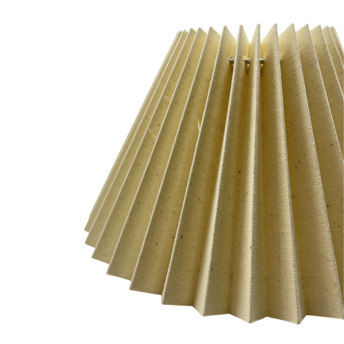 Deze natuurkleurige lampenkap brengt warme, organische accenten in je interieur. Perfect voor een sfeervolle uitstraling.