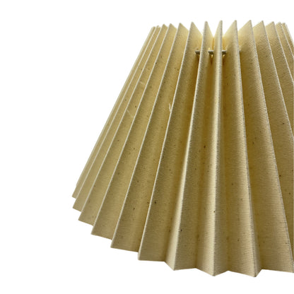 Deze natuurkleurige lampenkap brengt warme, organische accenten in je interieur. Perfect voor een sfeervolle uitstraling.