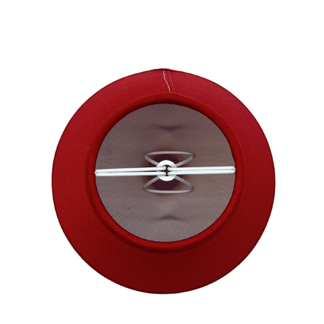 Deze ronde, rode lampenkap voegt een speelse touch toe aan je interieur. Perfect voor sfeervolle verlichting boven een tafel.
