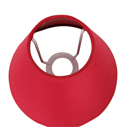 Deze gedurfde rode lampenkap voegt een speelse touch toe aan je interieur. Perfect voor een kleurrijke sfeer!