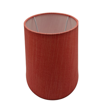 Deze roze lampenkap heeft een charmante ovale vorm. Perfect om een warme, speelse sfeer in je interieur te creëren.
