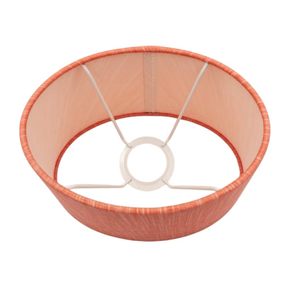 Deze roze lampenkap in ovale vorm voegt een speelse touch toe aan je interieur. Perfect voor een warme, gezellige sfeer.