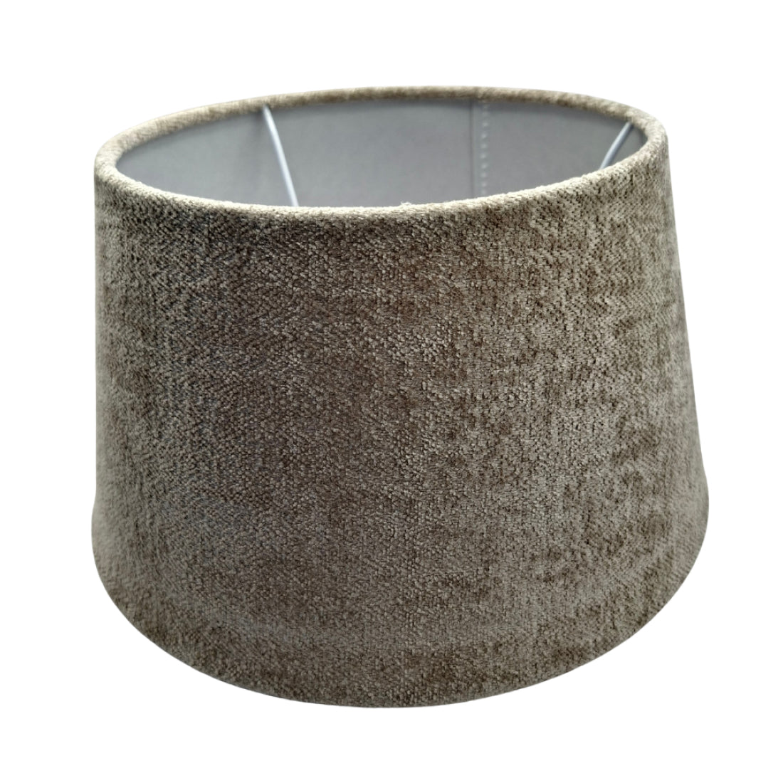 Verander je interieur met deze taupe lampenkap. Een moderne uitstraling die warmte en stijl toevoegt aan elke ruimte.