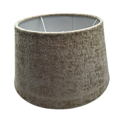 Verander je interieur met deze taupe lampenkap. Een moderne uitstraling die warmte en stijl toevoegt aan elke ruimte.