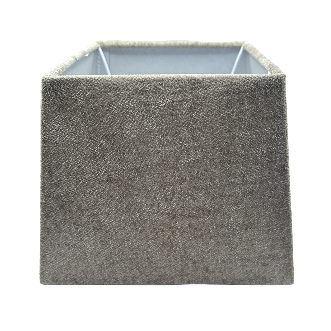 Deze taupe lampenkap voegt een warme sfeer toe aan iedere ruimte. Perfect voor een stijlvol accent in uw interieur.