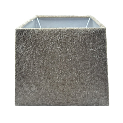 Deze taupe lampenkap voegt een warme sfeer toe aan iedere ruimte. Perfect voor een stijlvol accent in uw interieur.