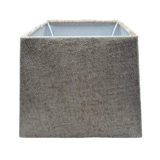 Deze taupe lampenkap voegt een warme sfeer toe aan iedere ruimte. Perfect voor een stijlvol accent in uw interieur.