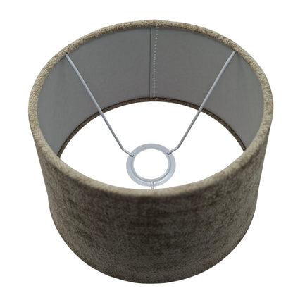 Deze taupe lampenkap in een drumvorm geeft een warme uitstraling aan elke ruimte. Perfect voor een gezellige sfeer.