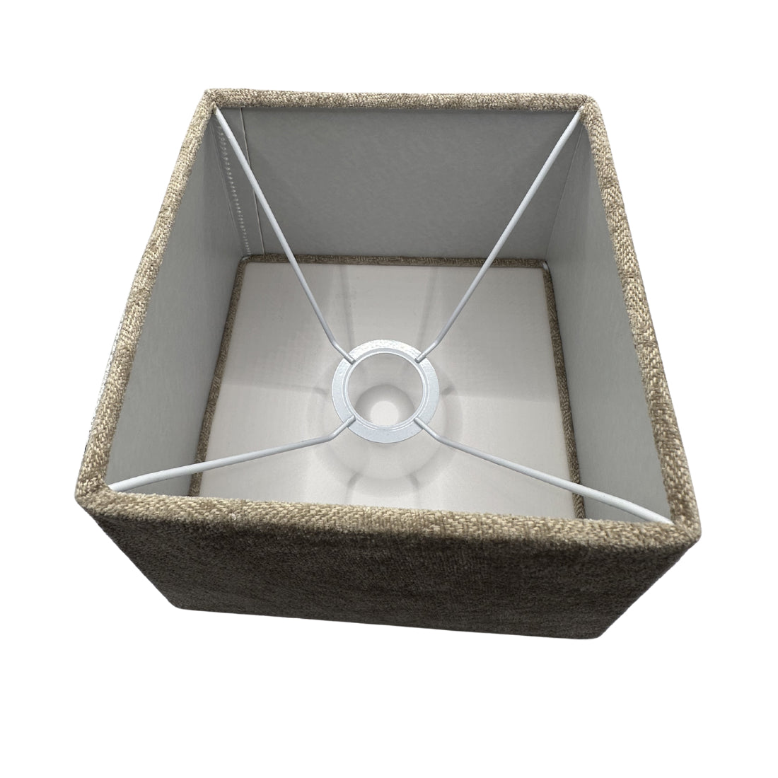 Deze taupe lampenkap Quadrato straalt warmte en sfeer uit. Perfect voor een gezellige inrichting in elke ruimte.