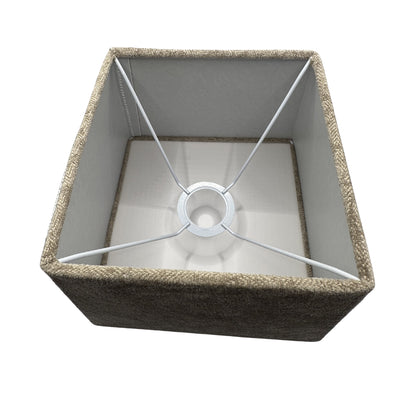 Deze taupe lampenkap Quadrato straalt warmte en sfeer uit. Perfect voor een gezellige inrichting in elke ruimte.