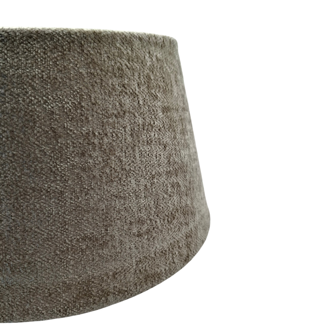 Deze taupe lampenkap in drumvorm voegt een warme touch toe aan jouw interieur. Perfect voor sfeervolle verlichting.