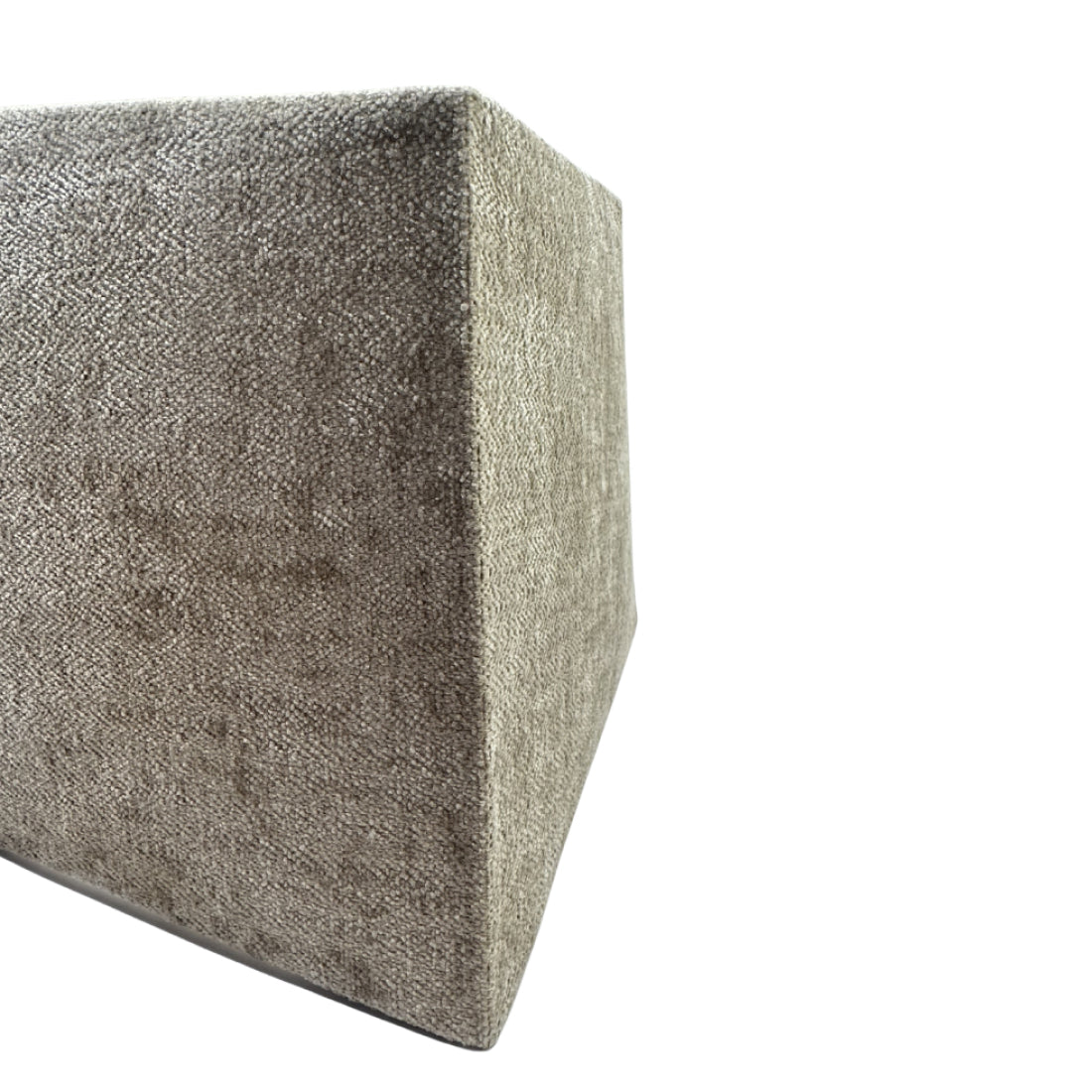 Deze taupe lampenkap in een vierkante vorm voegt warmte toe aan je interieur. Perfect voor een sfeervolle uitstraling.