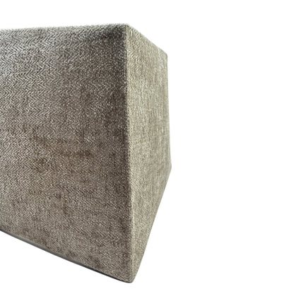 Deze taupe lampenkap in een vierkante vorm voegt warmte toe aan je interieur. Perfect voor een sfeervolle uitstraling.