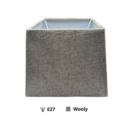 Deze taupe lampenkap Quadrato voegt een warme touch toe aan je interieur. Perfect voor sfeervolle verlichting in elke ruimte.