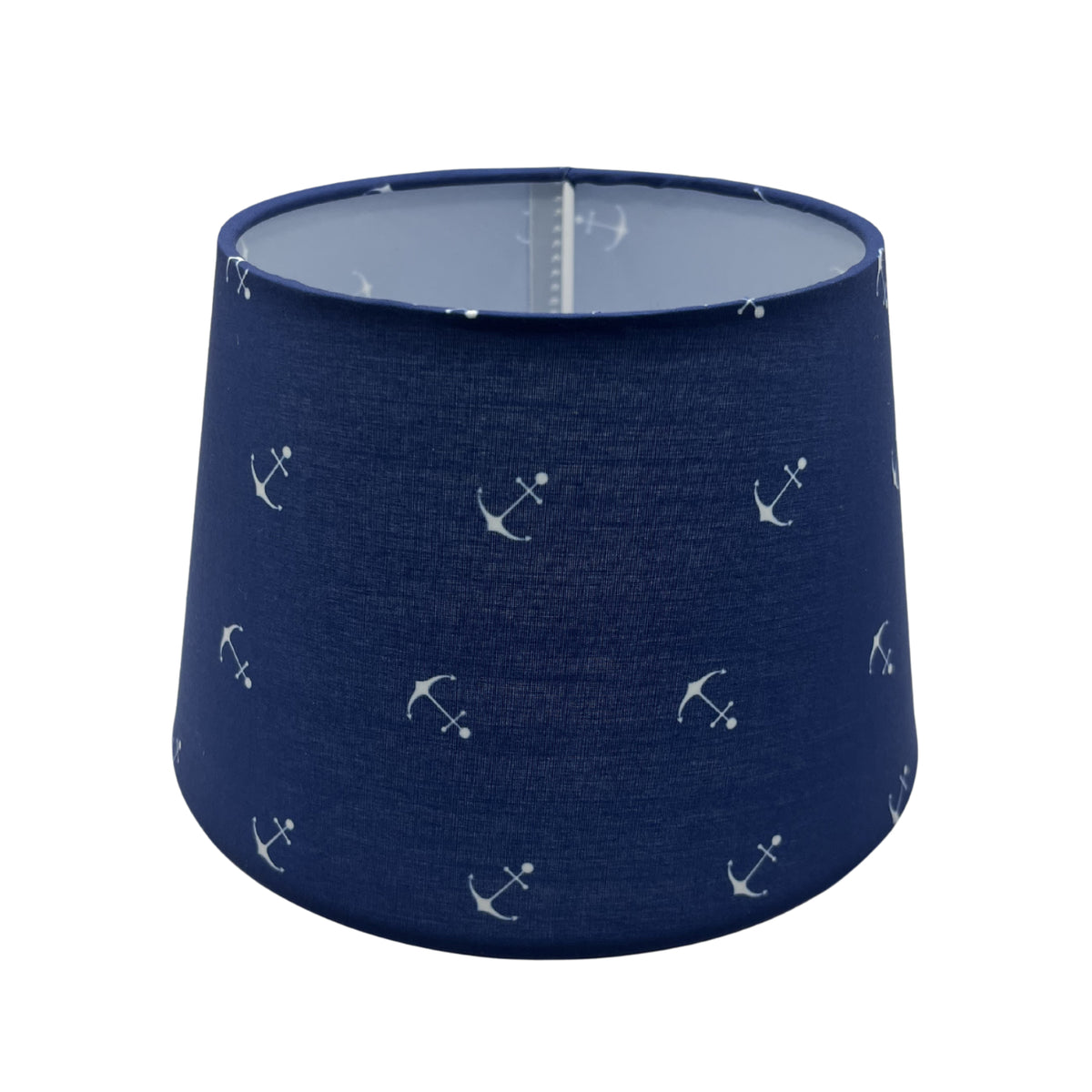 De lichtblauwe lampenkap in drumvorm voegt een frisse toets toe aan jouw interieur. Perfect voor sfeervolle verlichting.