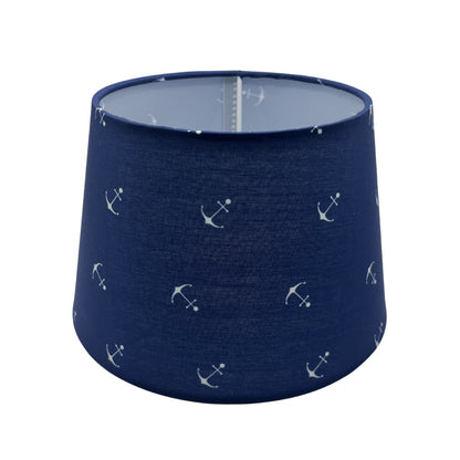 De lichtblauwe lampenkap in drumvorm voegt een frisse toets toe aan jouw interieur. Perfect voor sfeervolle verlichting.