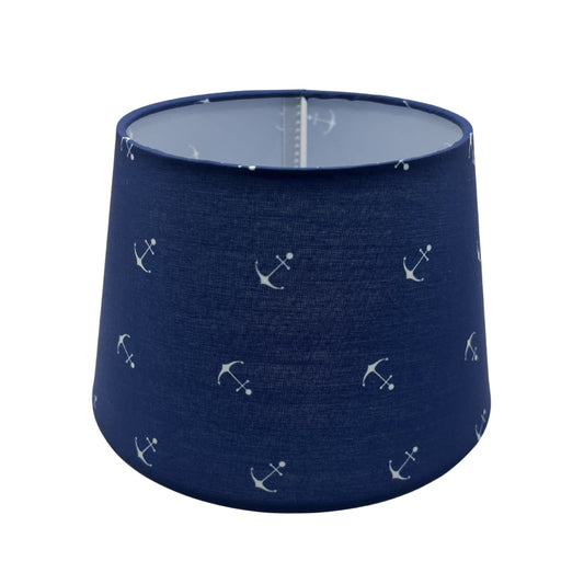 De lichtblauwe lampenkap in drumvorm voegt een frisse toets toe aan jouw interieur. Perfect voor sfeervolle verlichting.