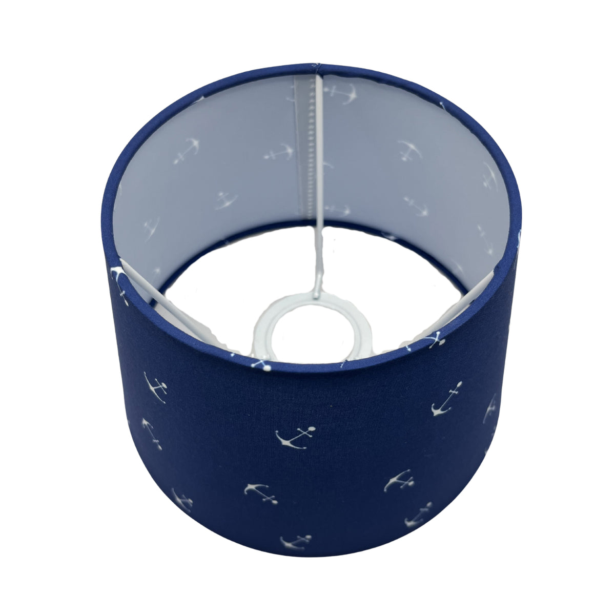 Deze lichtblauwe lampenkap brengt een frisse uitstraling in je interieur. Perfect voor een sfeervolle, zachte verlichting.