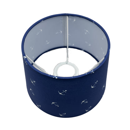 Deze lichtblauwe lampenkap brengt een frisse uitstraling in je interieur. Perfect voor een sfeervolle, zachte verlichting.