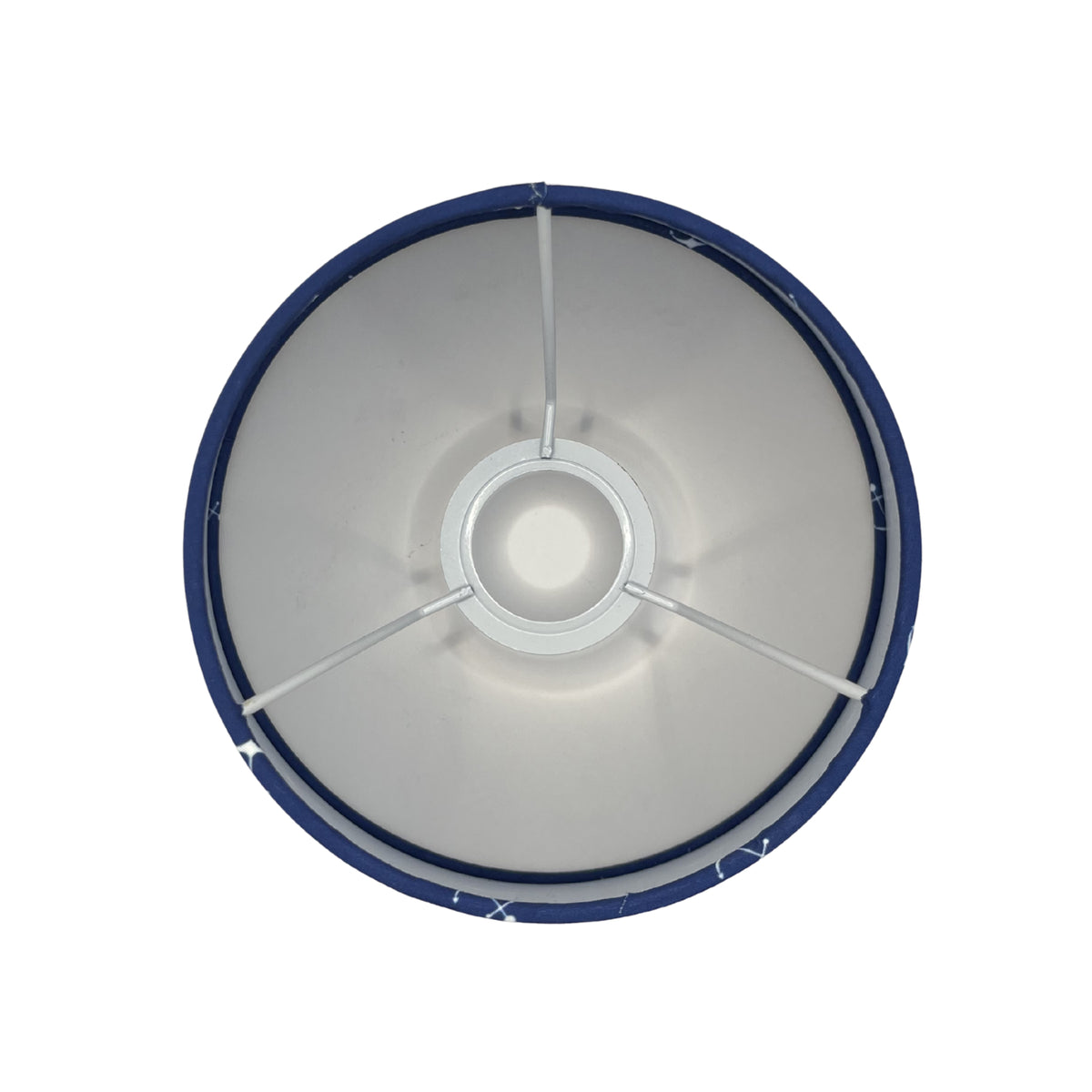 Een lichtblauwe lampenkap met een speelse uitstraling. Perfect voor een frisse en vrolijke sfeer in je interieur.