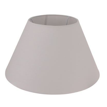 Deze witte lampenkap van Ø40 cm geeft een rustige en moderne uitstraling. Perfect voor een sfeervolle ambiance in huis.