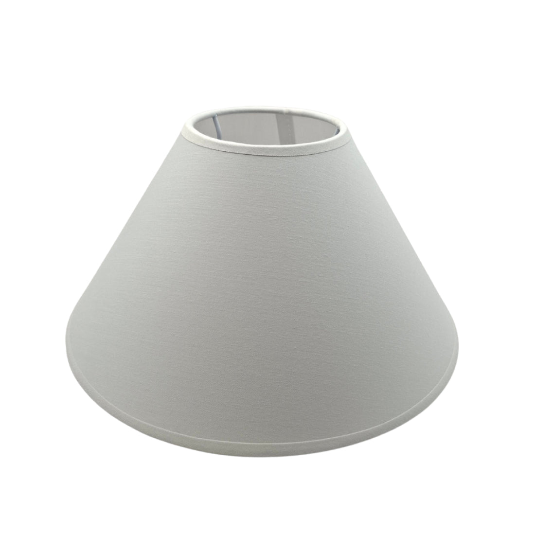 Deze witte lampenkap brengt een frisse uitstraling in je interieur. Perfect voor een sfeervolle en heldere verlichting.