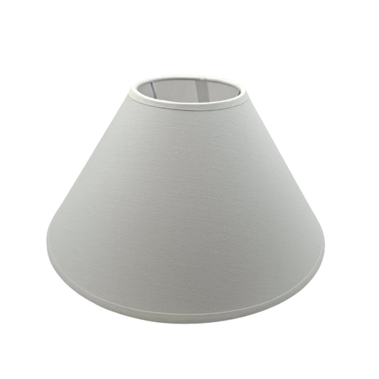 Deze witte lampenkap brengt een frisse uitstraling in je interieur. Perfect voor een sfeervolle en heldere verlichting.