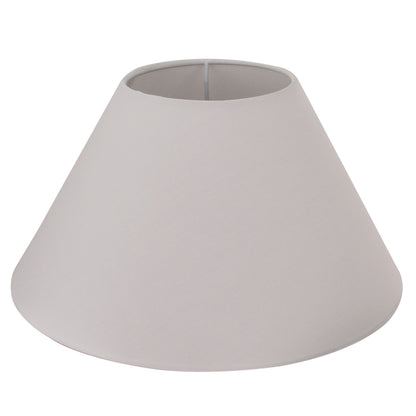 Deze witte lampenkap geeft een frisse uitstraling aan je interieur. Perfect voor een sfeervolle en moderne verlichting.