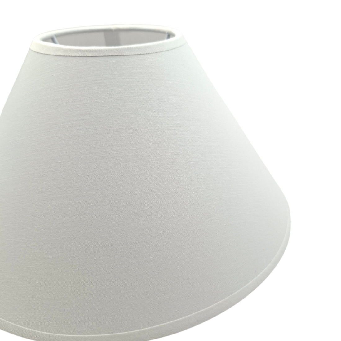 Deze witte lampenkap van Ø25 cm voegt een frisse uitstraling toe aan elke ruimte. Perfect voor een moderne sfeer.