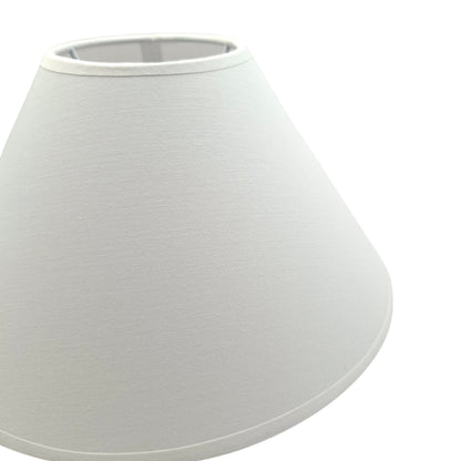 Deze witte lampenkap van Ø25 cm voegt een frisse uitstraling toe aan elke ruimte. Perfect voor een moderne sfeer.