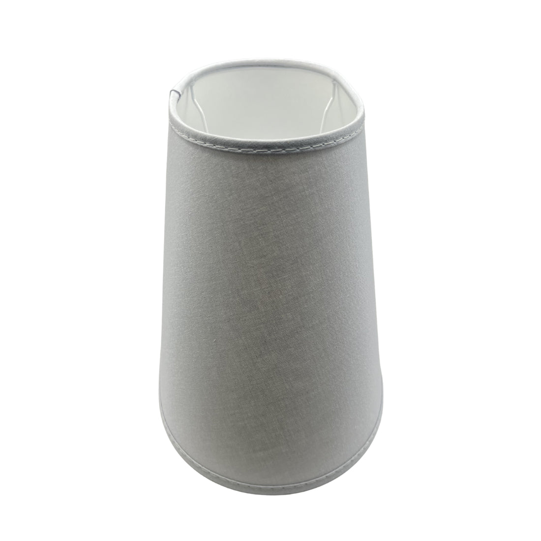 Deze moderne grijze lampenkap in ovale vorm voegt een verfijnde touch toe aan je interieur.