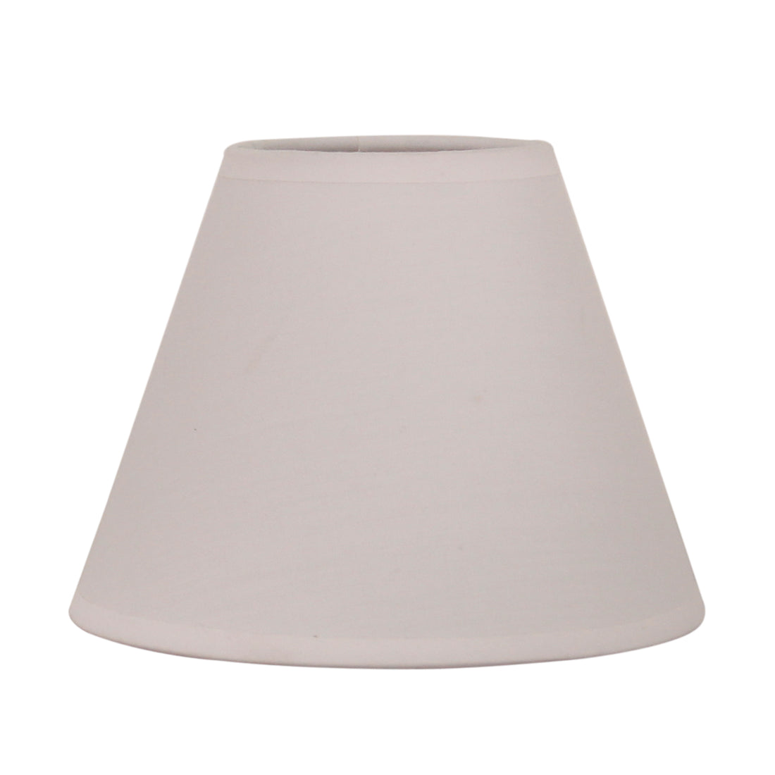 Deze moderne lampenkap in wit valt op door zijn strakke lijnen. Perfect voor een frisse uitstraling in elke ruimte.