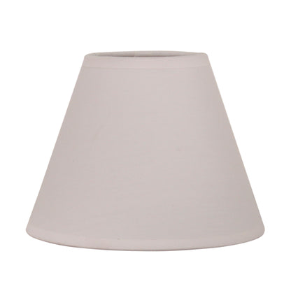 Deze moderne lampenkap in wit valt op door zijn strakke lijnen. Perfect voor een frisse uitstraling in elke ruimte.