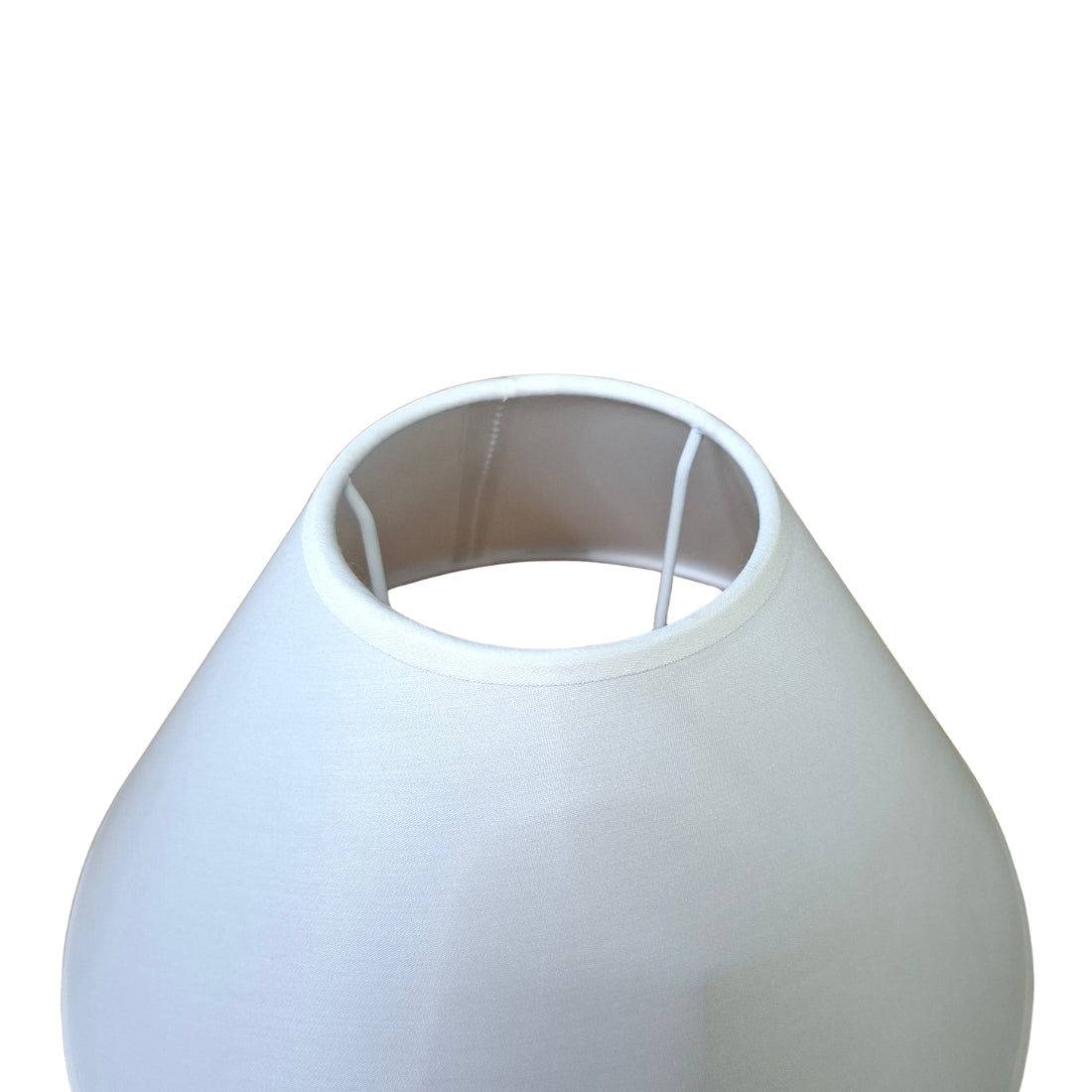 Deze witte lampenkap heeft een tijdloos ontwerp en past perfect in elke inrichting. Ideaal voor sfeervolle verlichting.